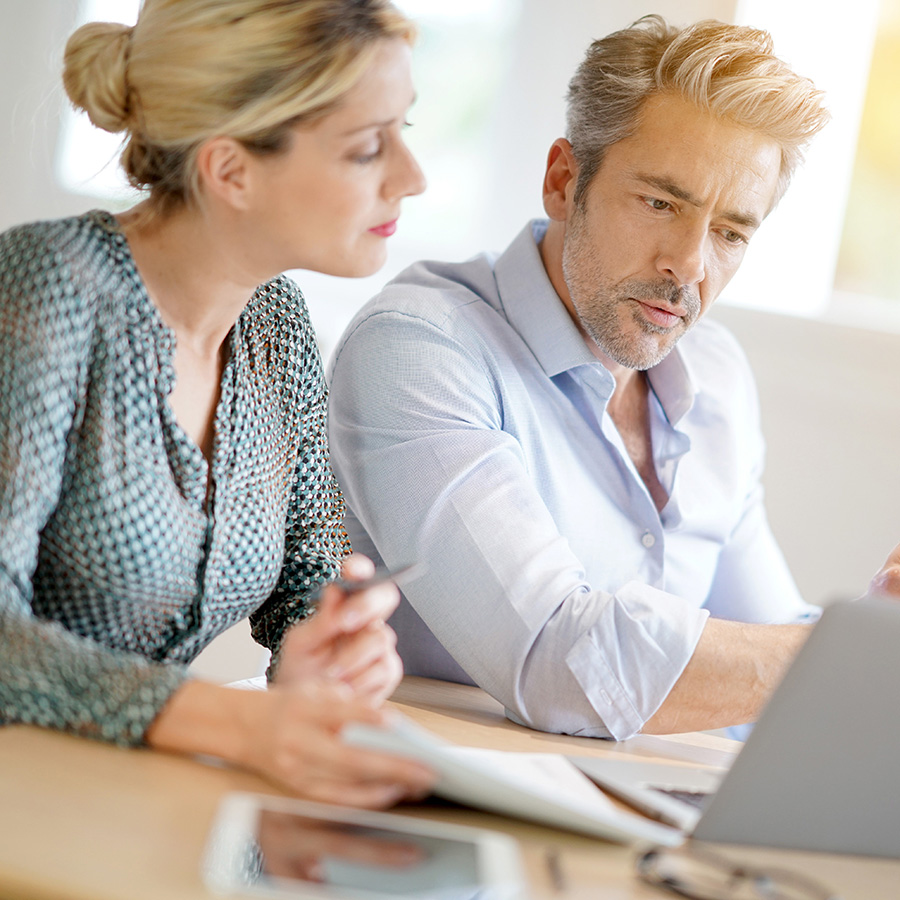 DG Partner Solutions – Illustration A Propos 2 Réunion en entreprise avec 2 personnes - A Propos de Dominique Glorian